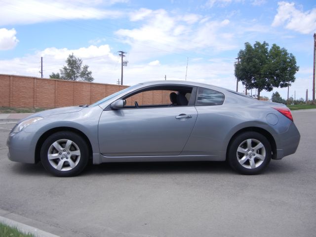 2009 Nissan Altima 1500 Van