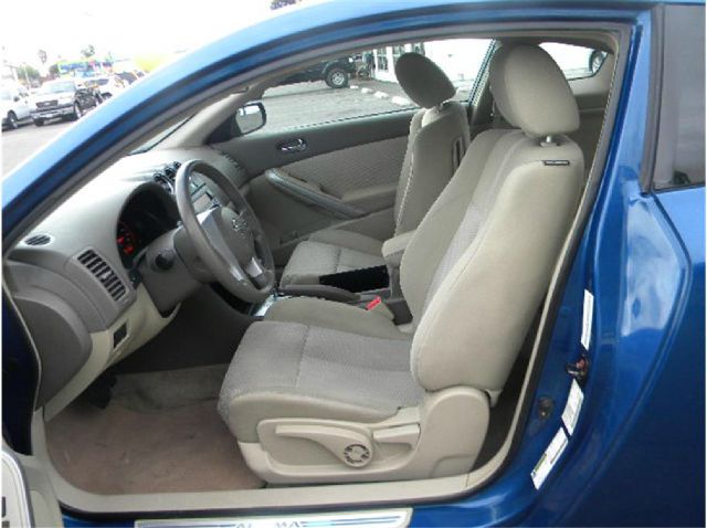 2009 Nissan Altima 1500 Van