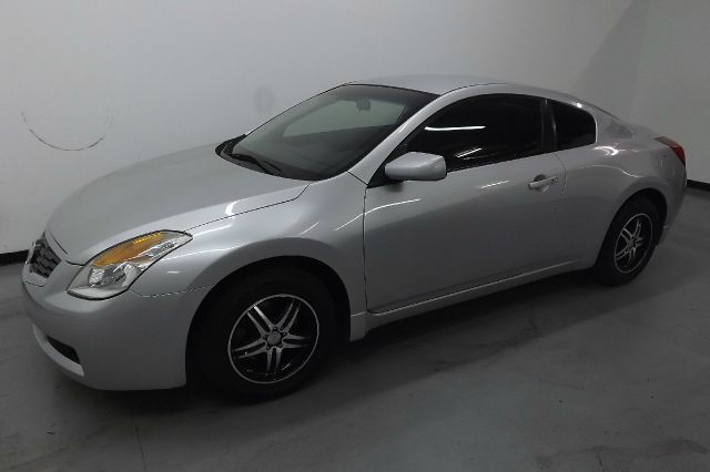 2009 Nissan Altima 1500 Van