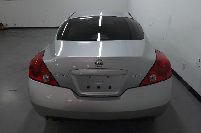 2009 Nissan Altima 1500 Van