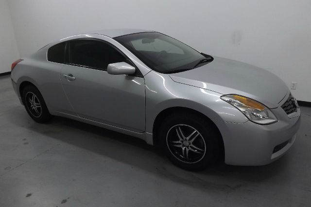 2009 Nissan Altima 1500 Van