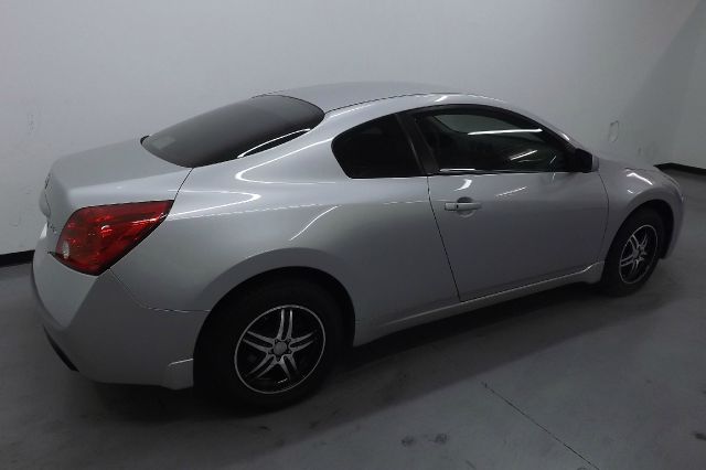 2009 Nissan Altima 1500 Van