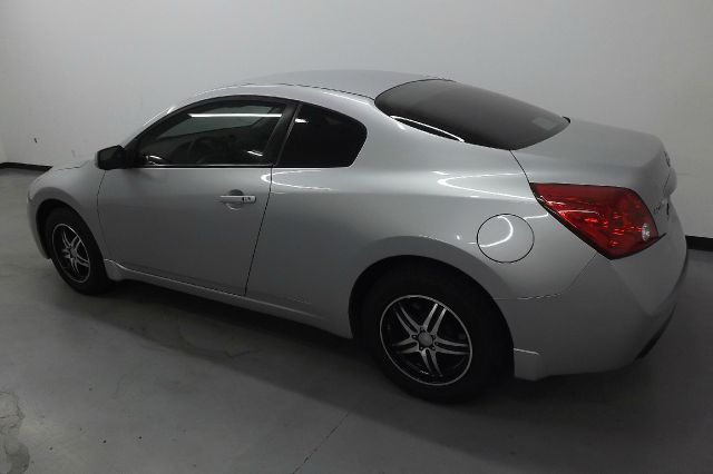 2009 Nissan Altima 1500 Van