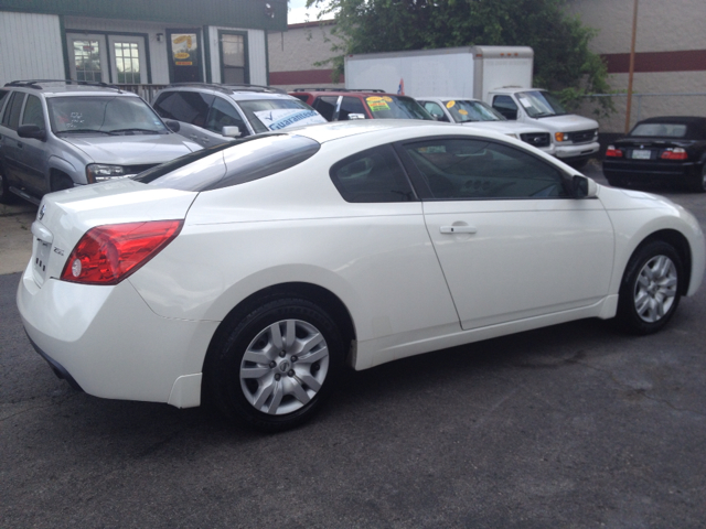 2009 Nissan Altima 1500 Van