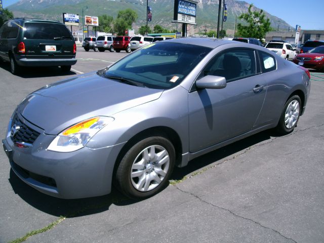 2009 Nissan Altima 1500 Van