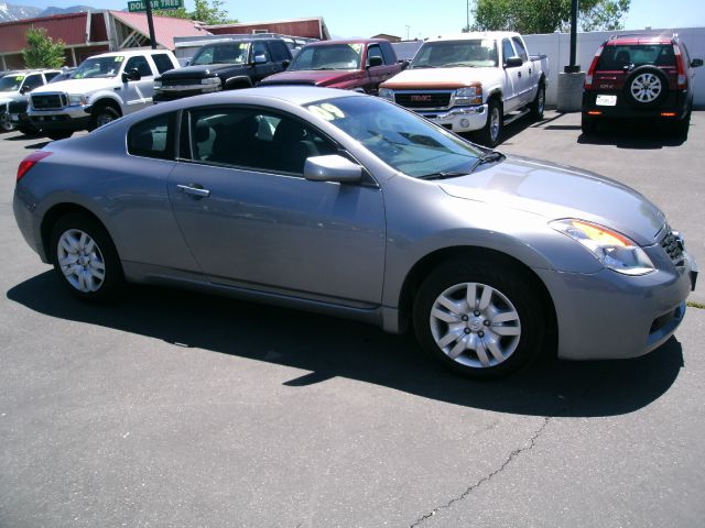 2009 Nissan Altima 1500 Van