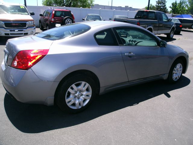 2009 Nissan Altima 1500 Van