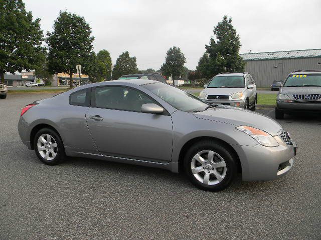 2009 Nissan Altima 1500 Van