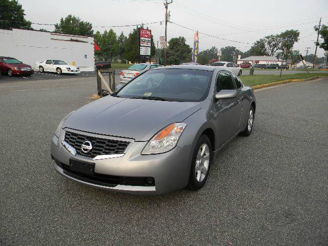 2009 Nissan Altima 1500 Van