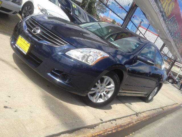 2010 Nissan Altima Luxury - Sunroof