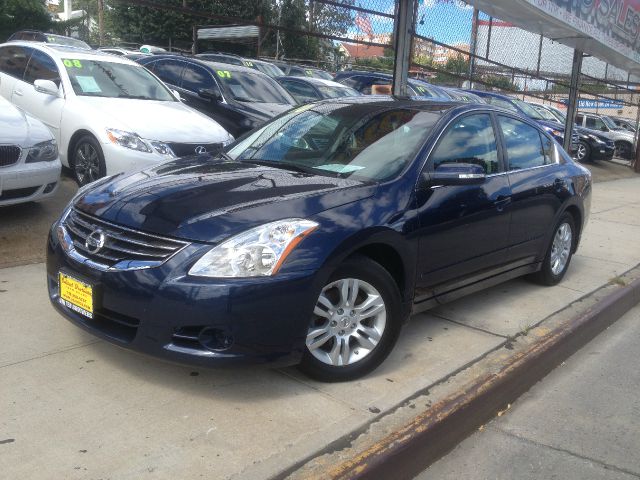 2010 Nissan Altima Luxury - Sunroof