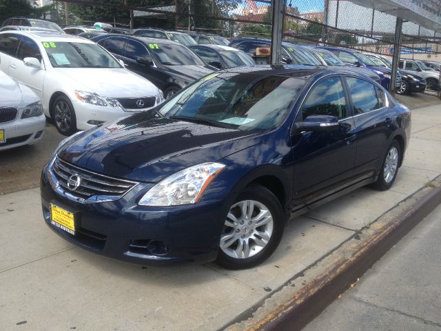 2010 Nissan Altima Luxury - Sunroof