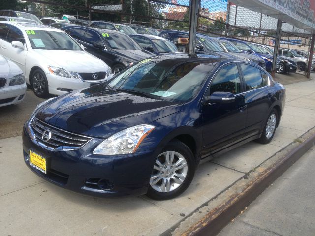 2010 Nissan Altima Luxury - Sunroof