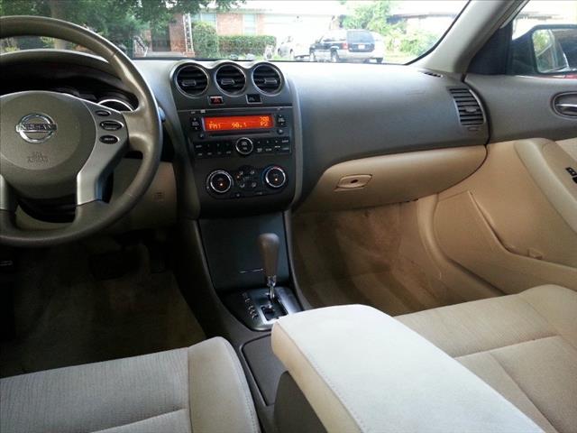 2010 Nissan Altima 4WD Crew Cab 140.5 Laramie