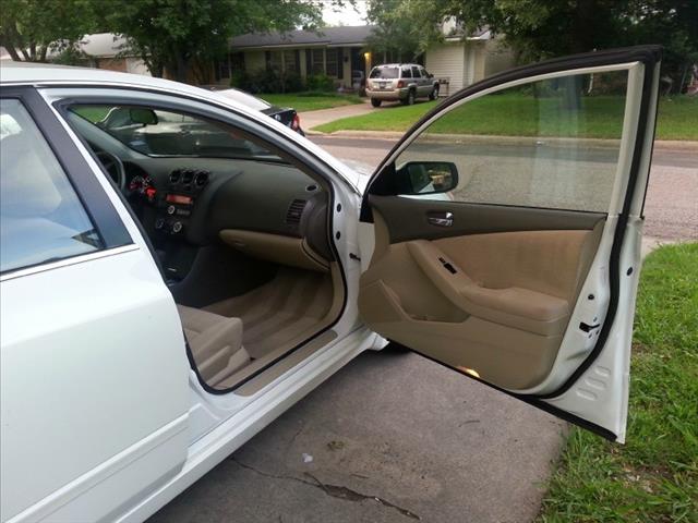 2010 Nissan Altima 4WD Crew Cab 140.5 Laramie