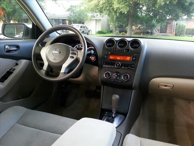 2010 Nissan Altima 4WD Crew Cab 140.5 Laramie