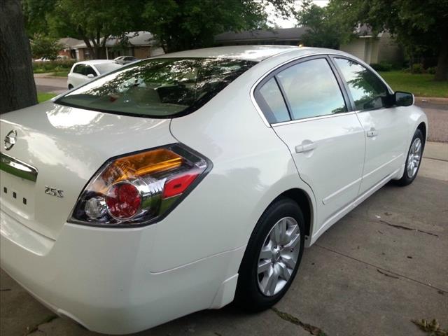 2010 Nissan Altima 4WD Crew Cab 140.5 Laramie