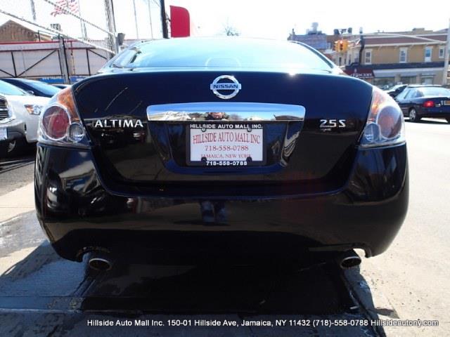 2011 Nissan Altima 4WD Crew Cab 140.5 Laramie