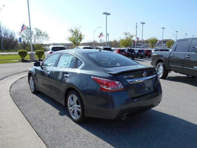 2013 Nissan Altima ST Pickup 4D 5 1/2 Ft