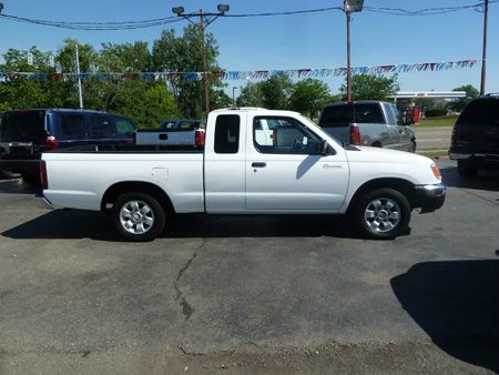 1999 Nissan Frontier SE 2WD