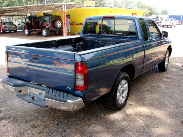 2000 Nissan Frontier SE 2WD