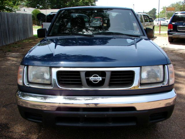 2000 Nissan Frontier SE 2WD