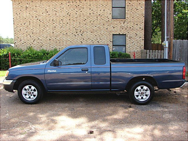 2000 Nissan Frontier SE 2WD