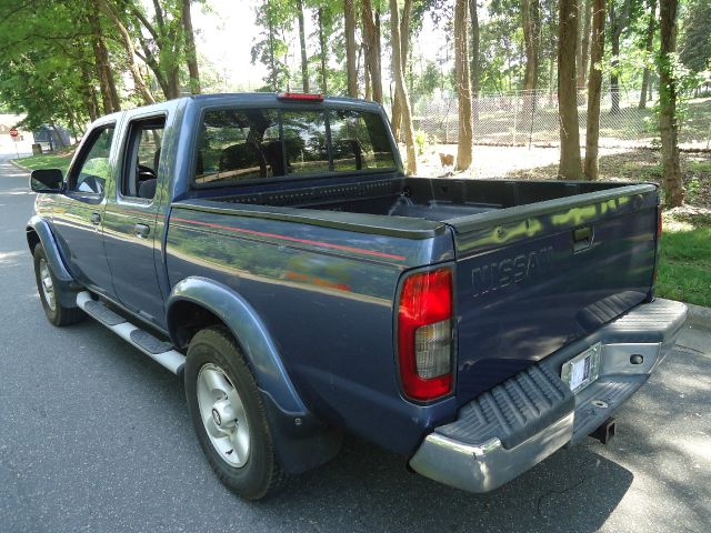 2000 Nissan Frontier SE 2WD