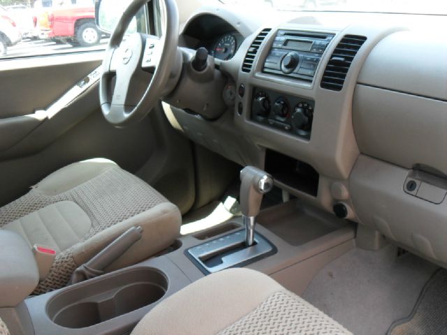 2008 Nissan Frontier LT. 4WD. Sunroof, Leather