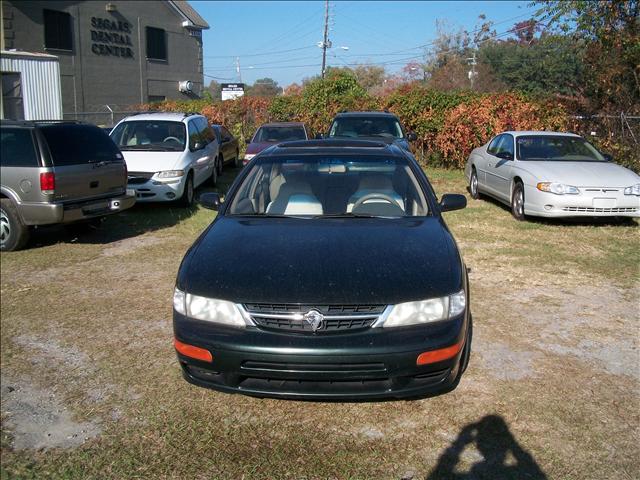 1997 Nissan Maxima SLE Ext. Cab Short Bed 4WD