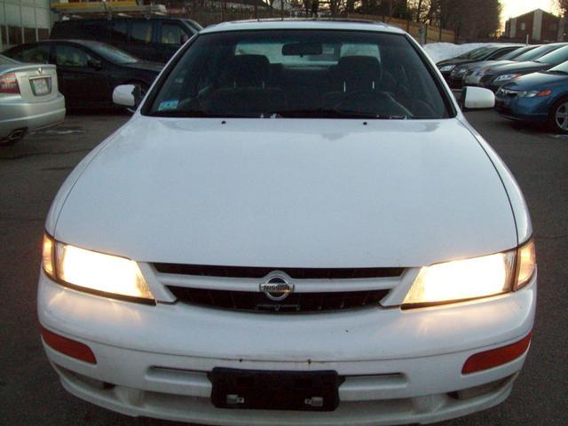 1997 Nissan Maxima 5D Sedan