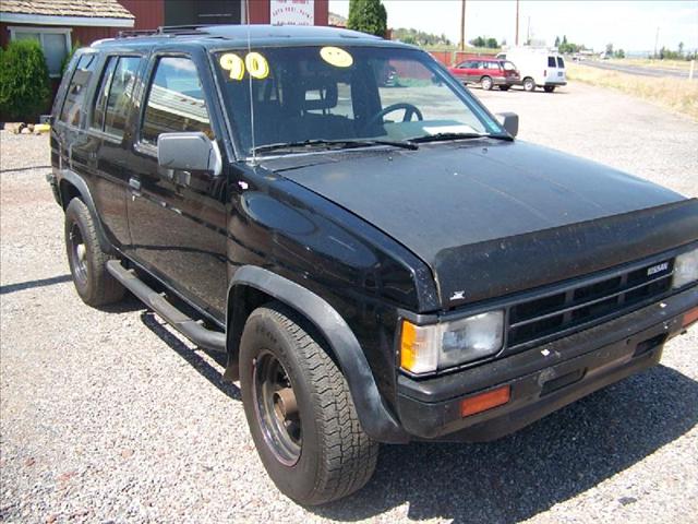 1990 Nissan Pathfinder Eddie Bauer 4X4 (marshalltown)