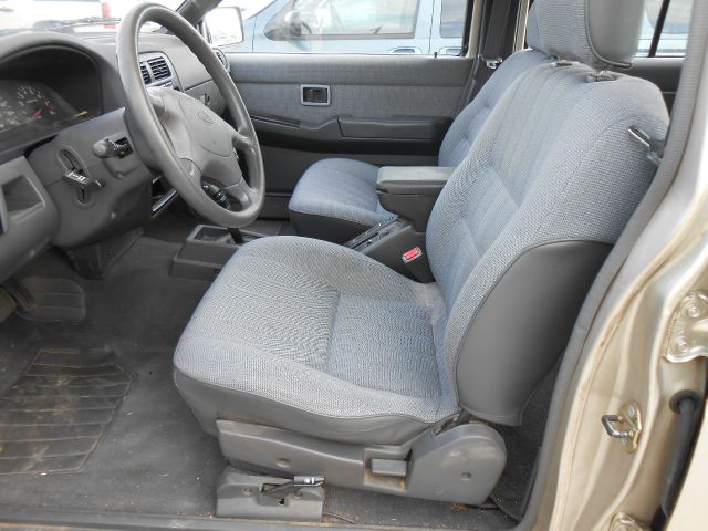 1995 Nissan Pathfinder 4WD 4dr SUV Alpha