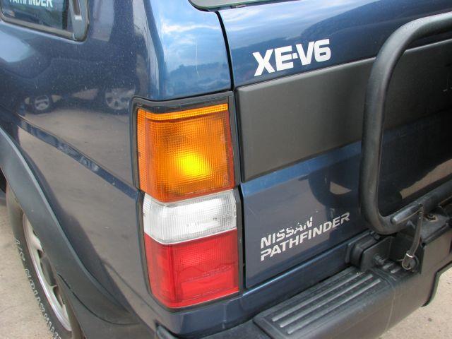 1995 Nissan Pathfinder 4WD 4dr SUV Alpha