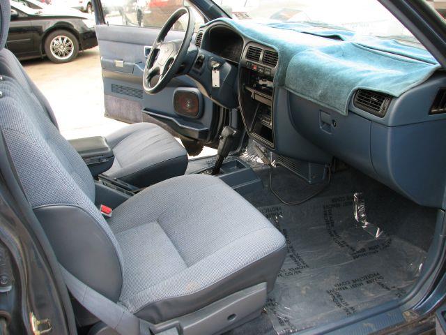 1995 Nissan Pathfinder 4WD 4dr SUV Alpha