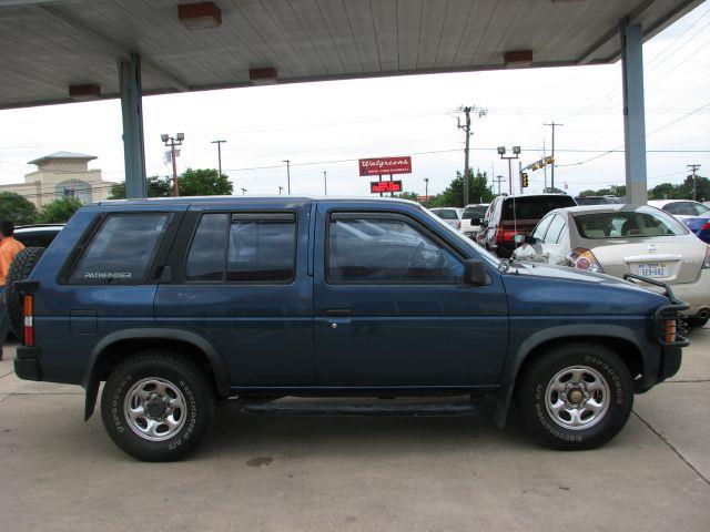 1995 Nissan Pathfinder 4WD 4dr SUV Alpha