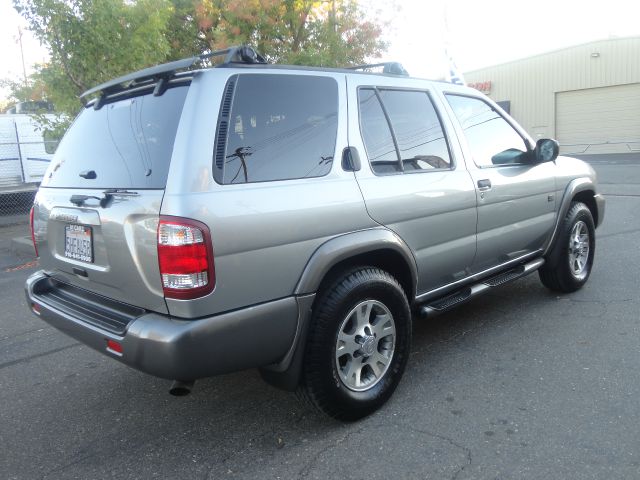 1999 Nissan Pathfinder AWD W/leatherroof (7pass)