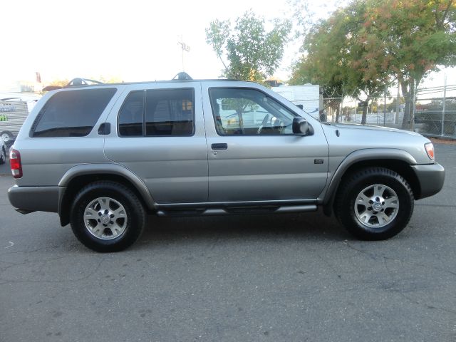 1999 Nissan Pathfinder AWD W/leatherroof (7pass)