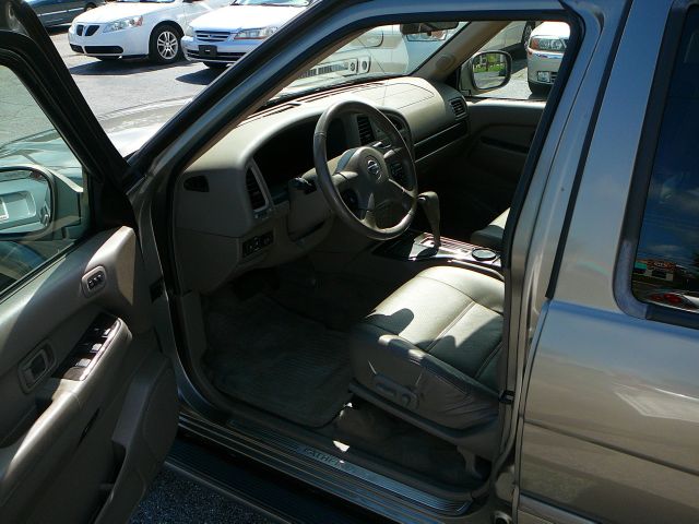 2004 Nissan Pathfinder Rallye Sedan