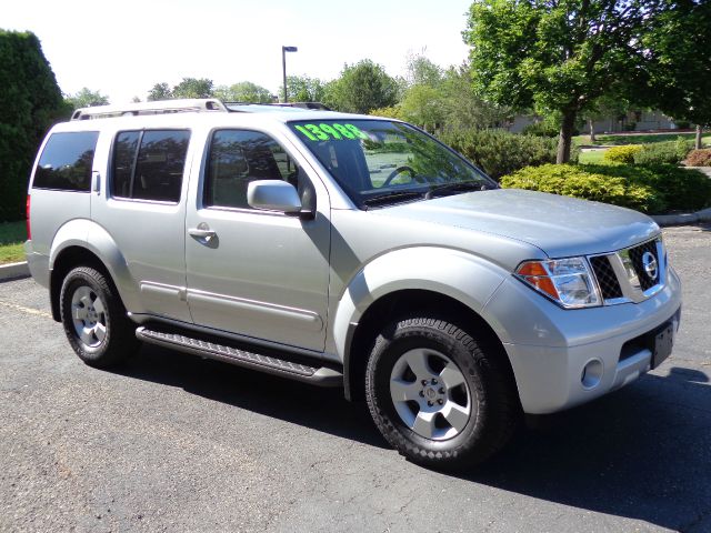 2005 Nissan Pathfinder EX-L W/ DVD System