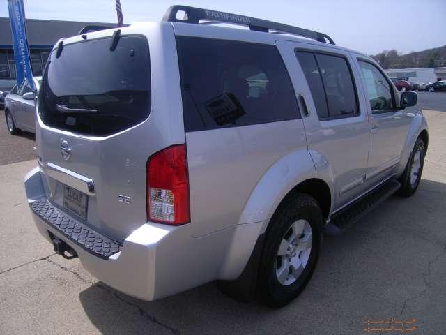 2005 Nissan Pathfinder SE