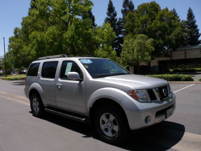 2005 Nissan Pathfinder EX-L W/ DVD System