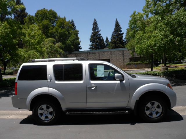 2005 Nissan Pathfinder EX-L W/ DVD System