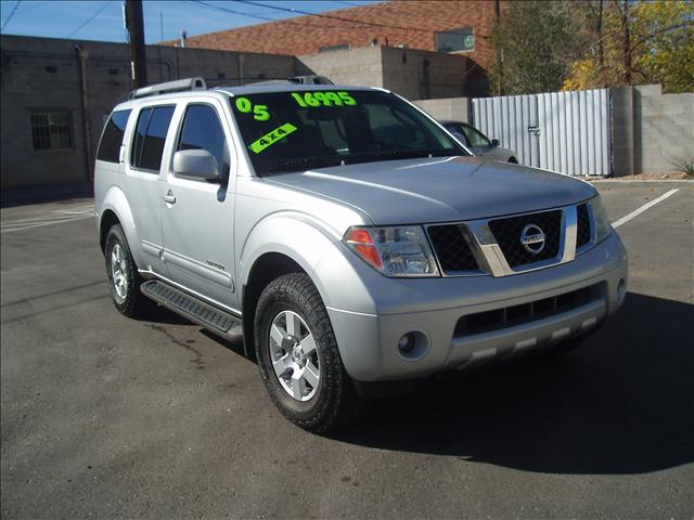 2005 Nissan Pathfinder SE