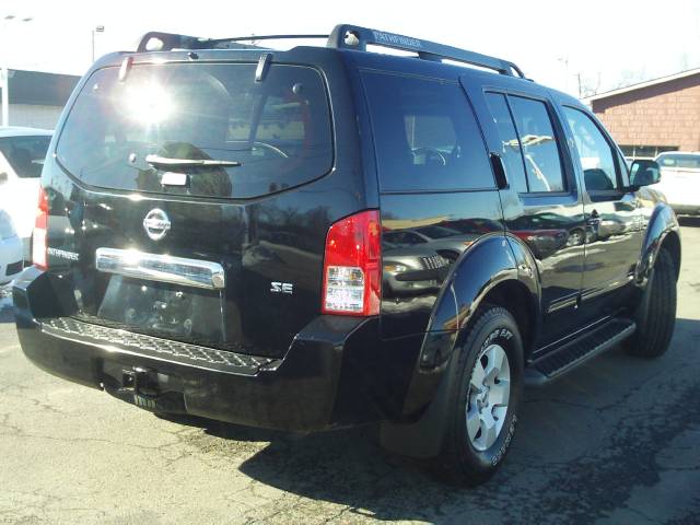 2005 Nissan Pathfinder SE