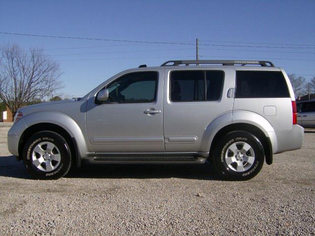 2005 Nissan Pathfinder SE