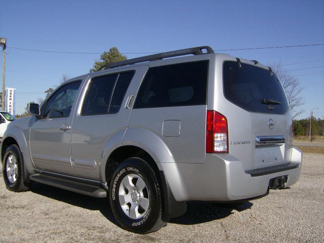 2005 Nissan Pathfinder SE