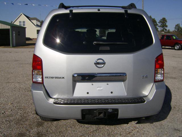 2005 Nissan Pathfinder SE