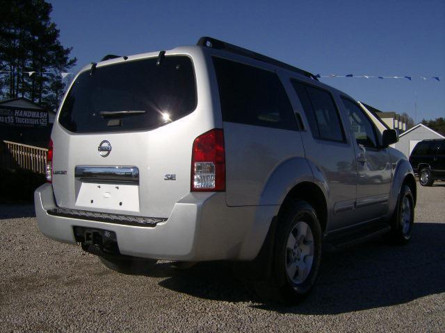 2005 Nissan Pathfinder SE