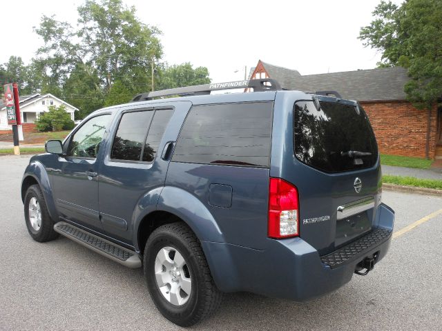 2006 Nissan Pathfinder Luxury II Sedan